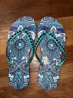 NWOT VERA BRADLEY flip flops.